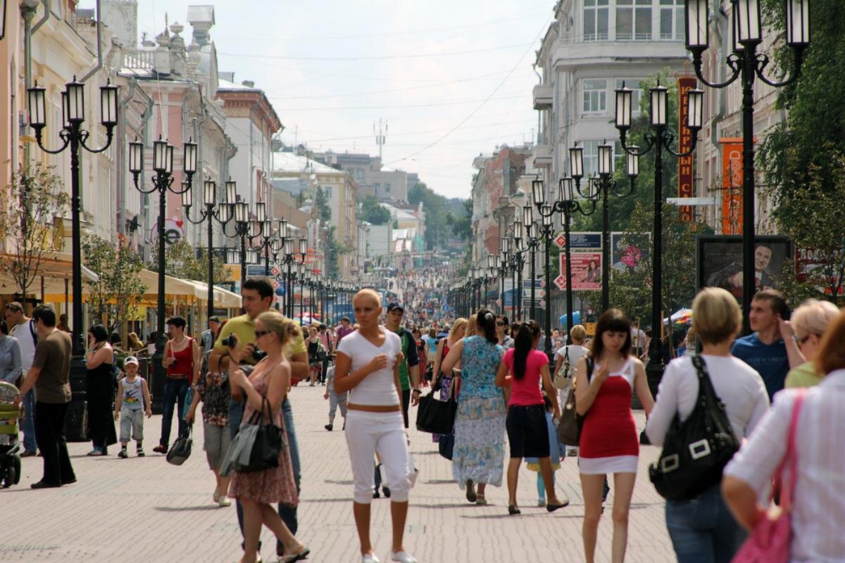 нижний новгород покровка люди\. нижний новгород проживает людей. нижний новгород 2020. люди на улицах нижнего новгорода. нижний новгород.