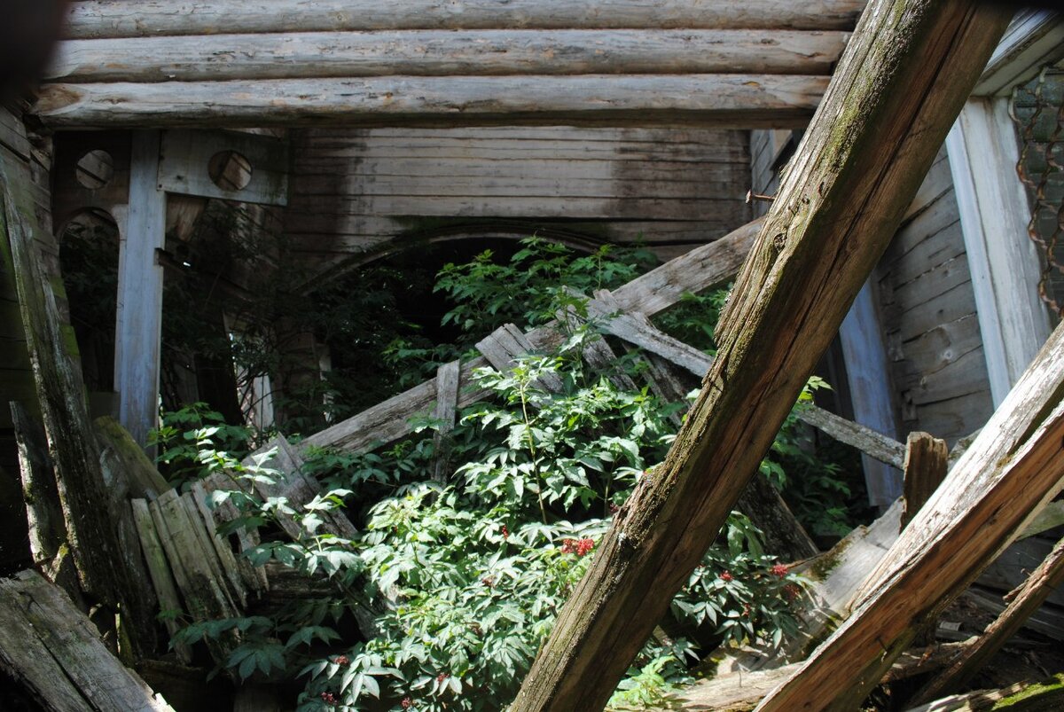 Внутри храма