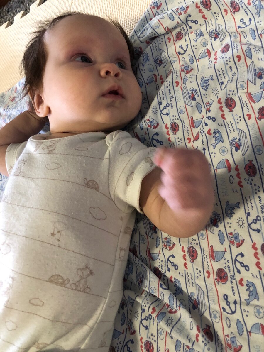 Хочет спать кроха.