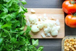 ШАГ 2:
Лук разрезать пополам и каждую половинку нашинковать небольшими кусочками.