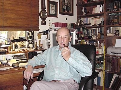 Профессор Уманский в своём домашнем кабинете