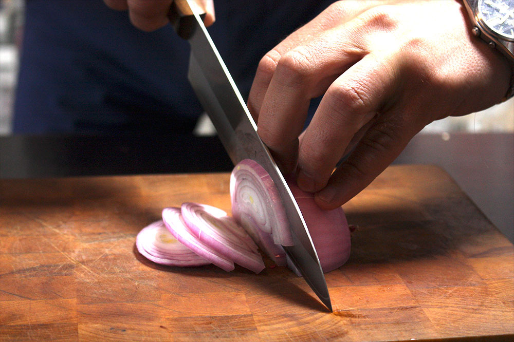 Доброго времени суток друзья! Давным - давно я закончил кулинарное училище, но тут сегодня по-ностальгировал и решил немного разнообразить канал и создать статью посвященную технике нарезки продуктов. Прежде чем начать нещадно кромсать луковицы мы с вами научимся правильно держать инструменты. 