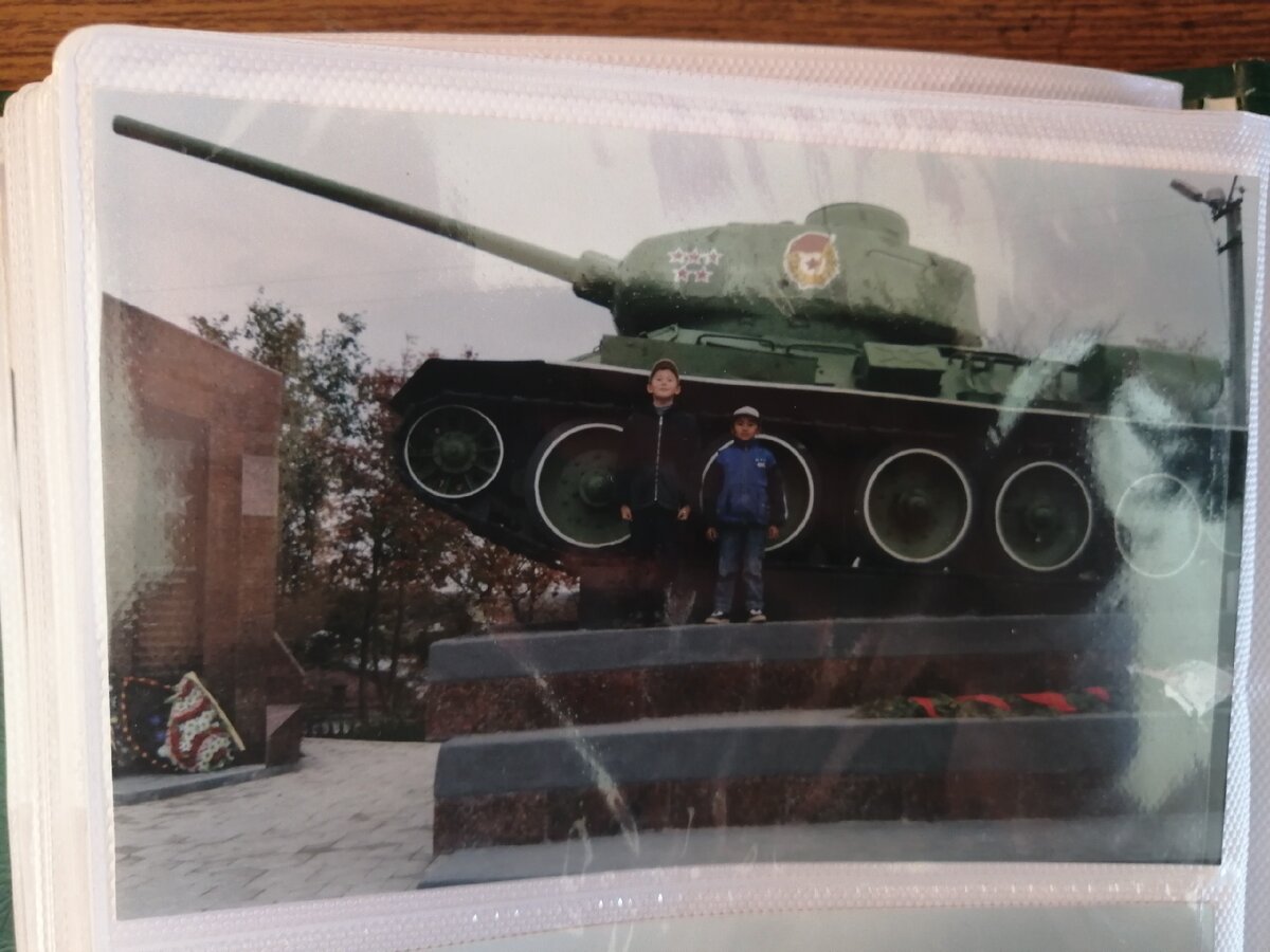 Здесь мы с моим младшим братом. Памятник танку Т-34