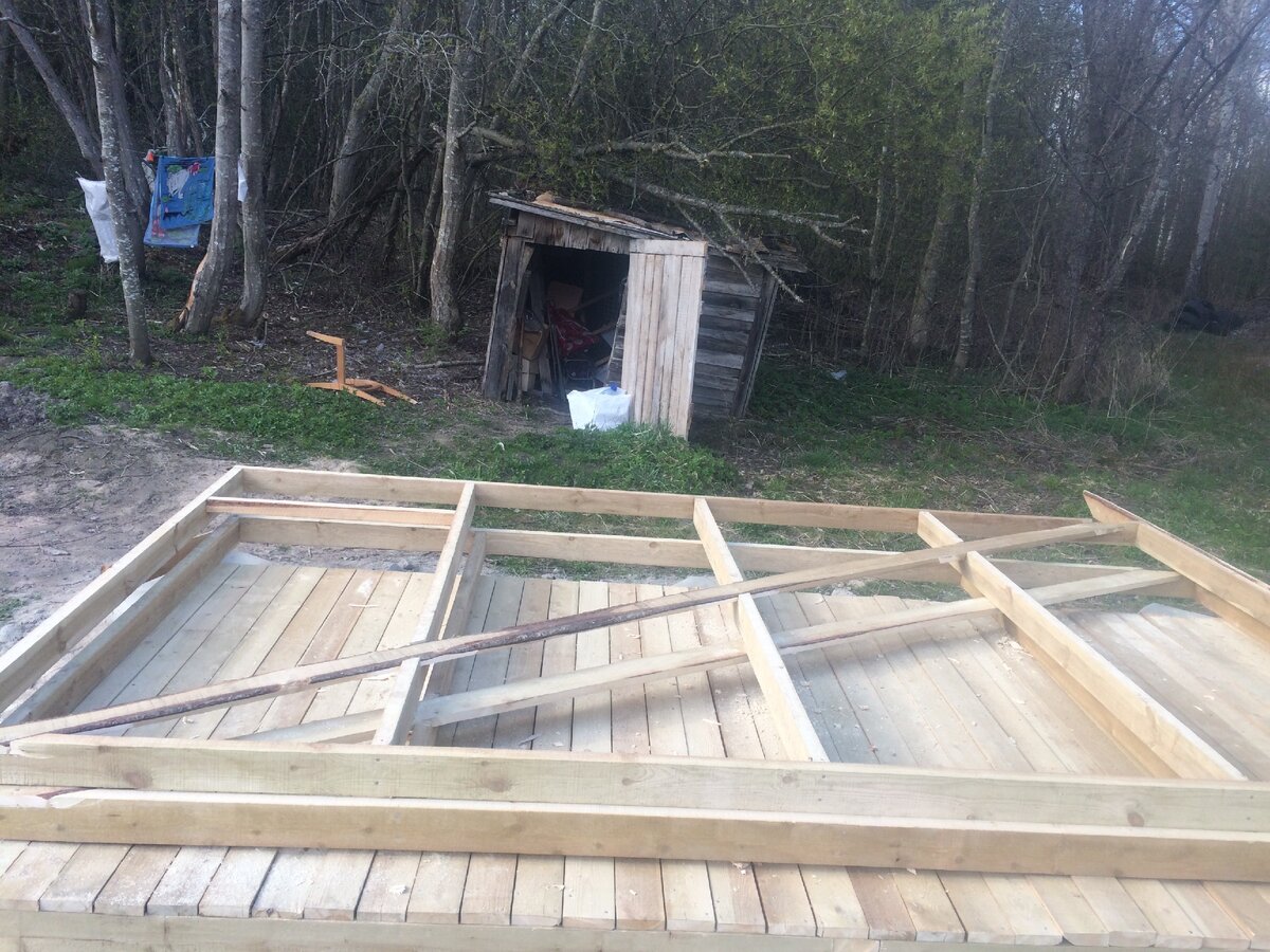 Пол готов, стены собраны  , но пока еще лежат. фото автора.