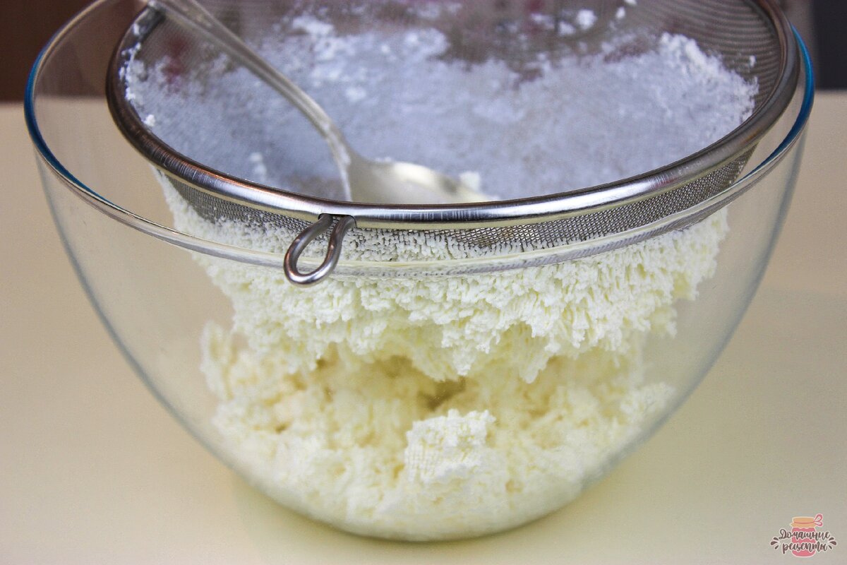 Творог протереть через мелкое металлическое сито.