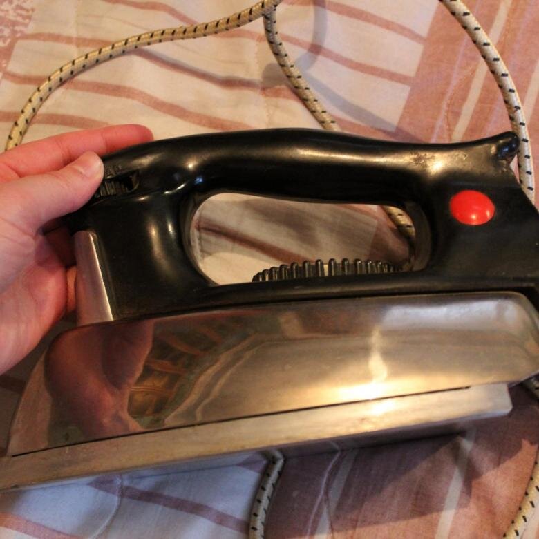 Вот такой утюг в свое время был у меня. Тяжёлый, неудобный. А еще он вечно протекал. Нашёл снимок на одной из местных барахолок.