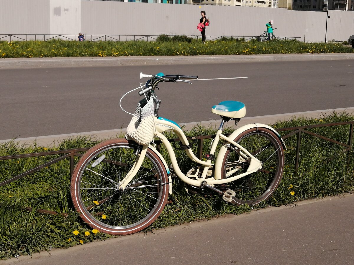 Альтернативный вид транспорта в Петербурге набирает обороты! Сказывается влияние Финов... Там легко можно увидеть барышню в деловом костюме на велике и в резиновых сапогах. 