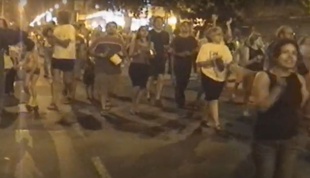 Недовольные аргентинцы в декабре 2001 года высыпали на улицы Буэнос-Айреса и устроили "марш пустых кастрюль"