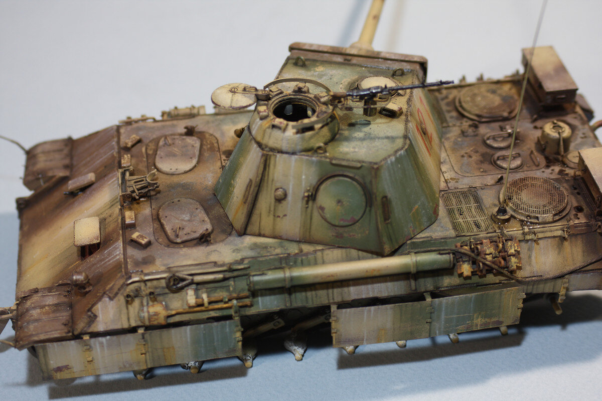 Вся пыль на технике под воздействием дождя устремляется вниз, оставляя за собой светлые следы в виде полос разной ширины.