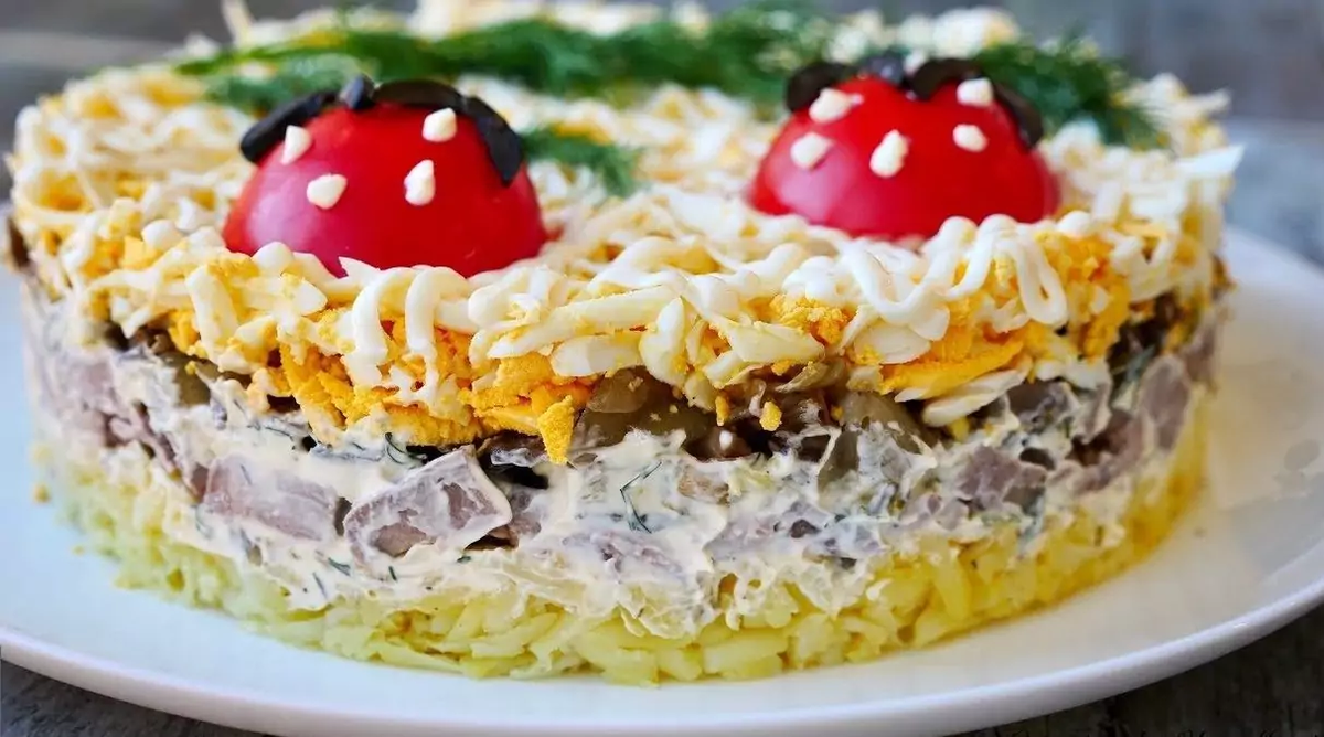 Салат «Богатый купец» с необычной заправкой: сытная закуска | Food SM-NEWS  | Дзен