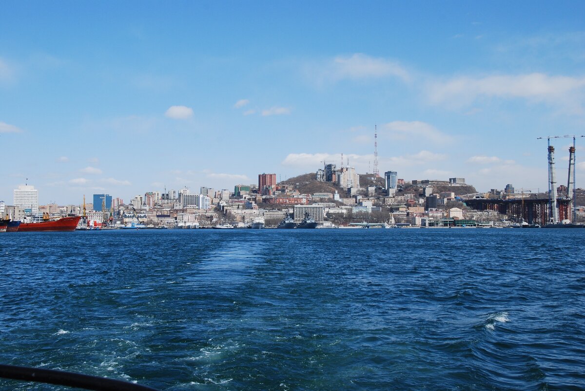 Владивосток за кармой парома, мост через Золотой Рог еще строится. Фото автора.