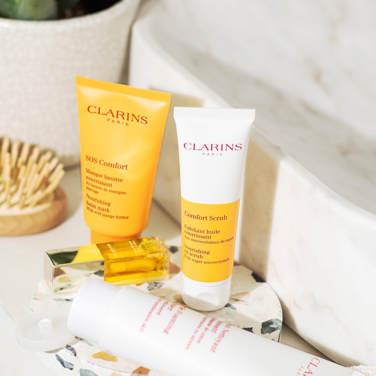 Питательное отшелушивающее масло для лица, SOS-маска с маслом манго. Источник фото:  https://www.facebook.com/ClarinsFrance