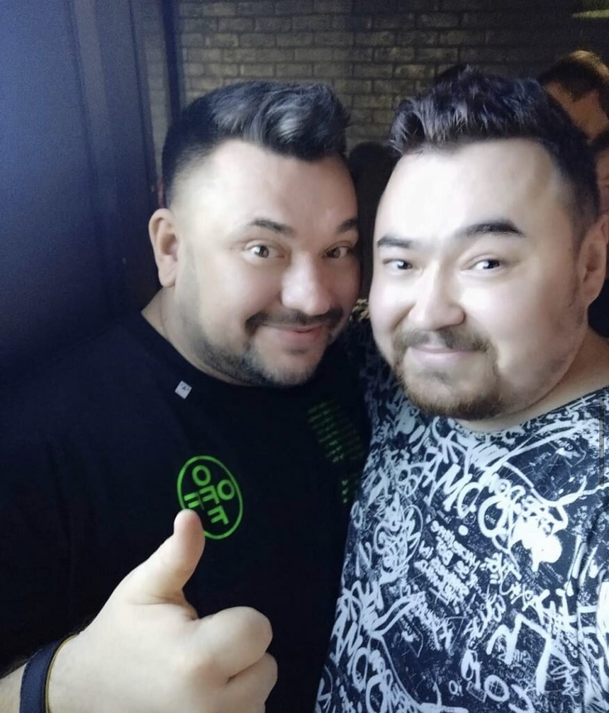 Двойник жукова фото Солист группы "Руки Вверх" Сергей Жуков показал своего двойника: мужчины похожи,