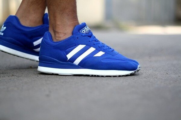 Релиз данной пары состоялся в 1994 году.   adidas Street + входила в линейку Originals.Всего у кроссовок имеется 3 цвета - это сине-белый, чёрно-белый и бело-синий. Вверх кроссовок сделан из комбинации замши, нейлона и текстиля. Будем надеяться на переиздание кроссовок   