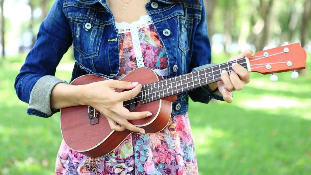 Гавайская гитара слушать. Ukulele. Укулеле в руках. Мелкая с гитарой. Игра на укулеле.