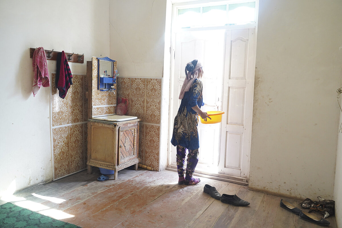 Так выглядит типичная прихожая в каракалпакском доме. Все разуваются и моют руки сразу при входе в дом