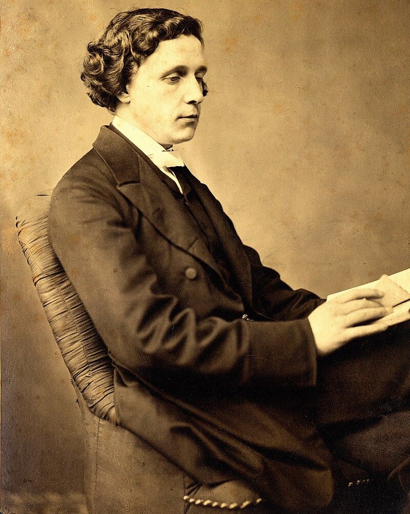 Льюис Кэрролл. Взято с https://interesnyefakty.org/wp-content/uploads/lyuis-kerroll.jpg