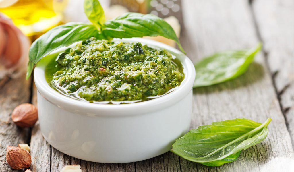 Базилик рецепты песто. Соус песто. Соус Pesto. Базилик песто Аль Италия. Соус песто с базиликом.