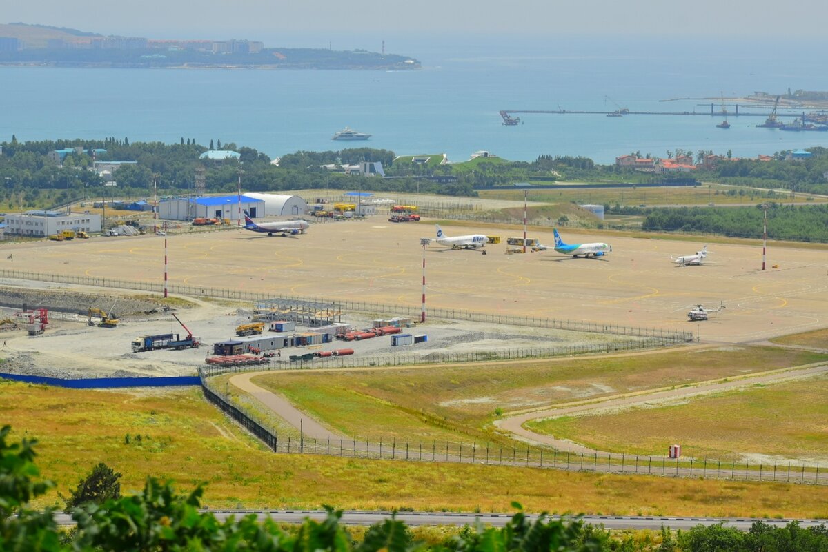 Вид на аэропорт Геленджика со смотровой площадки