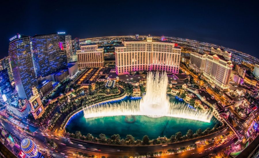 Фонтаны Белладжио – главная достопримечательность Лас Вегаса. Это лучшее бесплатное развлечение в городе. Каждый вечер люди, прогуливающиеся по набережной, могут посмотреть на уникальное водное шоу. С наступлением сумерек фонтаны начинают подсвечиваться, а из колонок на берегу играет музыка. Струи Белладжио «танцуют» под пение Андреа Бочелли, Фрэнка Синатры и других известных исполнителей.