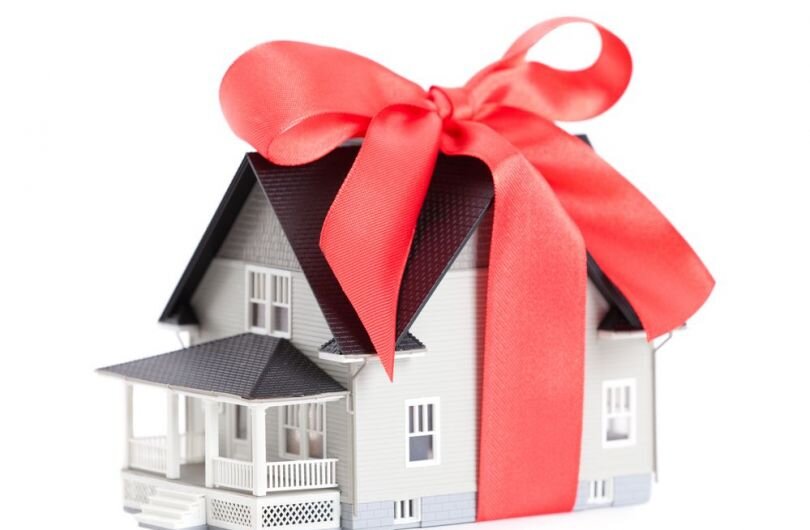 Дарение является достаточно распространенной формой операции с недвижимостью, ошибки при ее совершении, к сожалению, допускают многие. Сайт "РИА Недвижимость " совместно с экспертами рассказывает об основных этапах и возможных трудностях, возникающих при дарении недвижимого имущества.