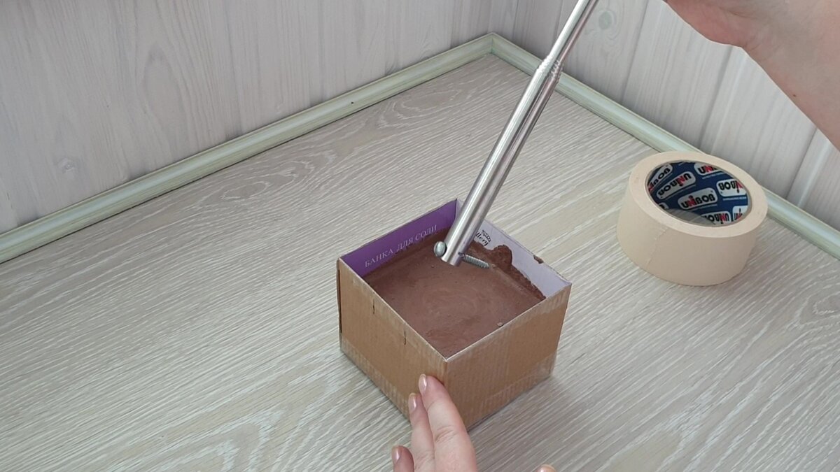 В отверстие в нижней части палки вставила шуруп для дополнительной фиксации.