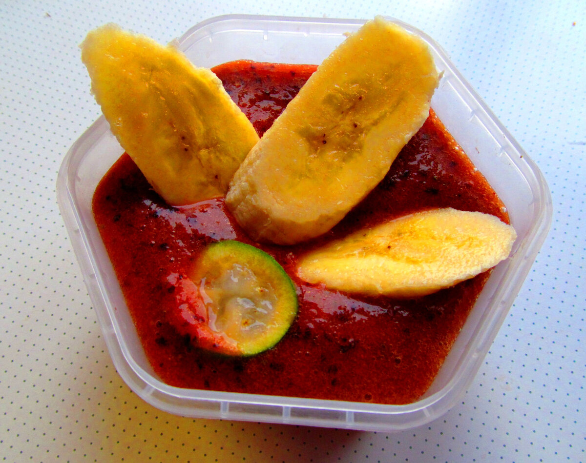 Сыроедный десерт с ягодами и бананом