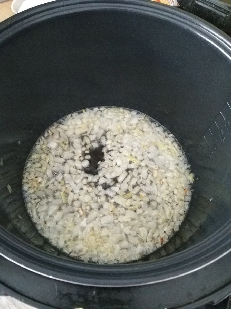 Включаем на мультиварке режим жарки.