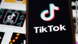 TikTok не сразу ответил на запрос о комментарии. Трамп назвал TikTok угрозой для национальной безопасности - компания отрицает это утверждение и сомневаются в экспертах по кибербезопасности - в августе он издал еще одно распоряжение, которое сделало бы незаконными какие-либо деловые отношения с компанией.
Министерство торговли США пыталось обеспечить выполнение этого приказа, пытаясь запретить загрузку приложения в сентябре. Агентство также сообщило, что к середине ноября интернет-компаниям будет запрещено пропускать трафик TikTok.
Обе эти меры были временно заблокированы федеральными судьями после того, как создатели контента TikTok и TikTok подали в суд в отдельных случаях, чтобы помешать их вступлению в силу.