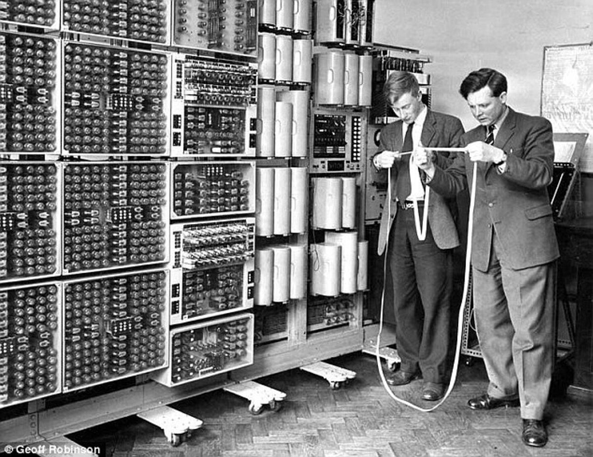 Archive internet machine. Машина Алана Тьюринга. Первая ЭВМ Алана Тьюринга. Алан Тьюринг колосс. Алан Тьюринг университет Дортмунда 1952.