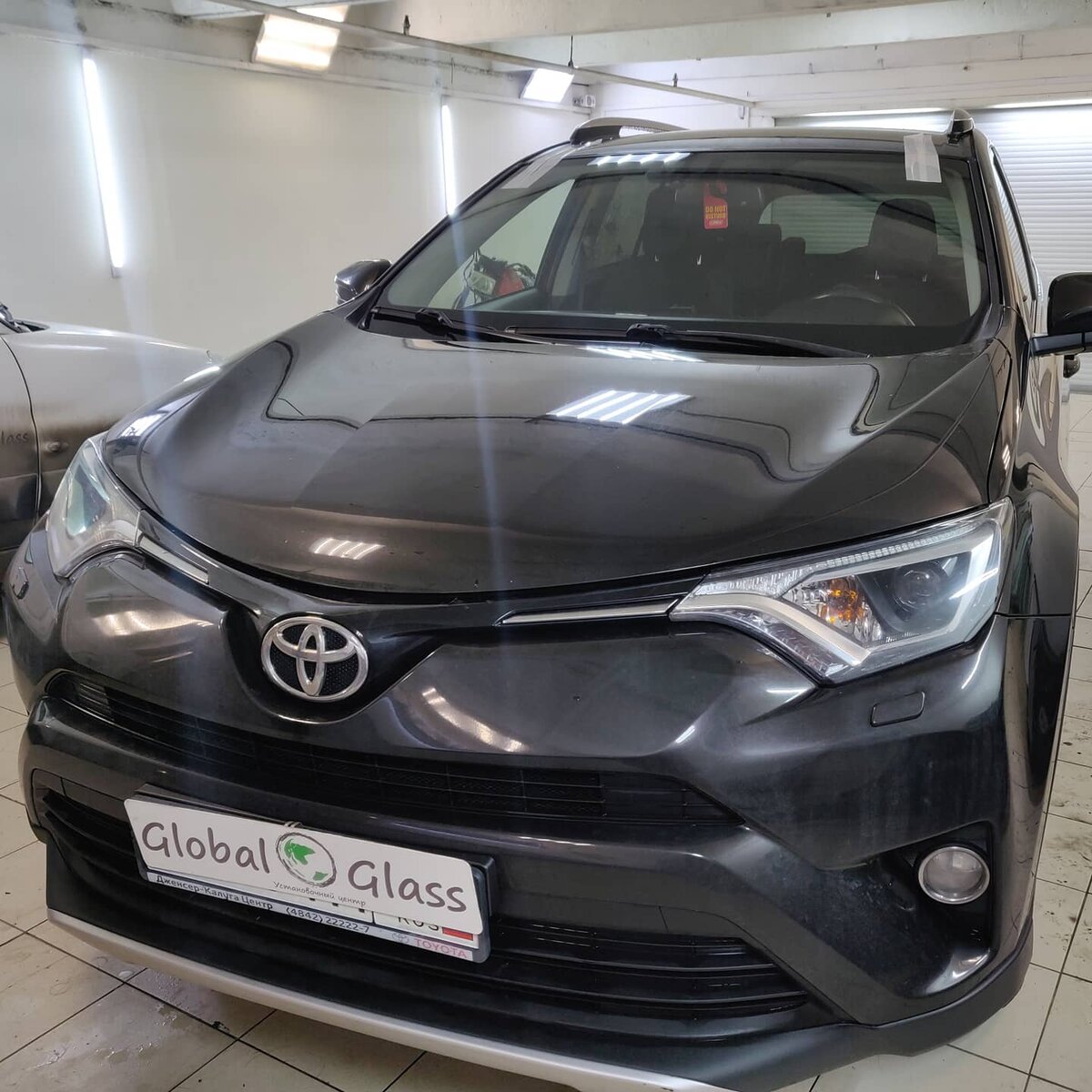 Замена лобового стекла на Toyota Rav-4