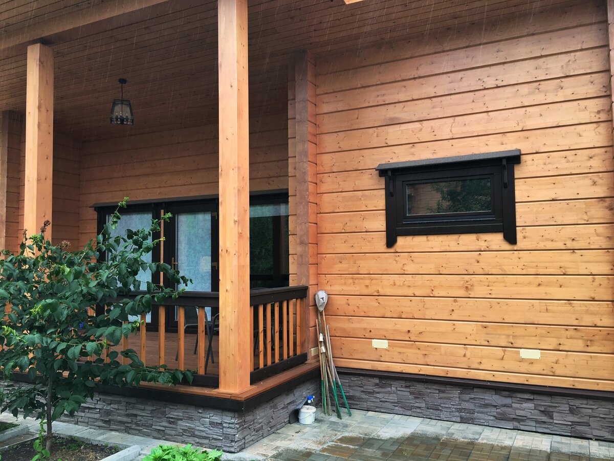 Панорамные окна с выходом на веранду и маленькое окно в парилке