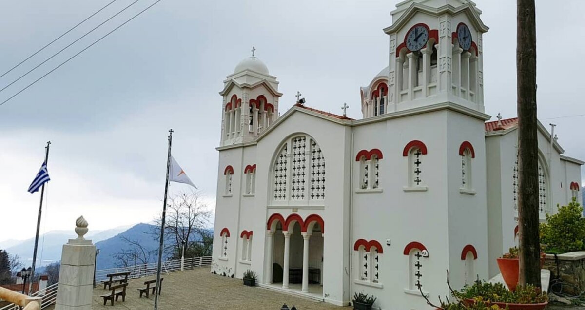 Церковь святого Креста. В храме хранится важная христианская реликвия — распятие, в котором находится часть Святого Креста, привезённая из Константинополя.