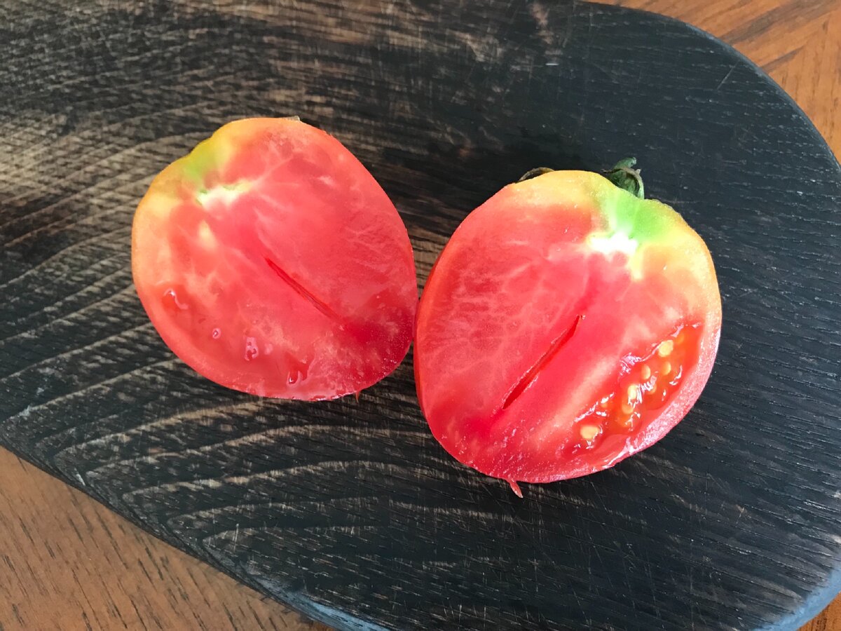 На фото томат после дозревания, был сорван зеленым. При созревании на кусте желтых плечиков почти нет.