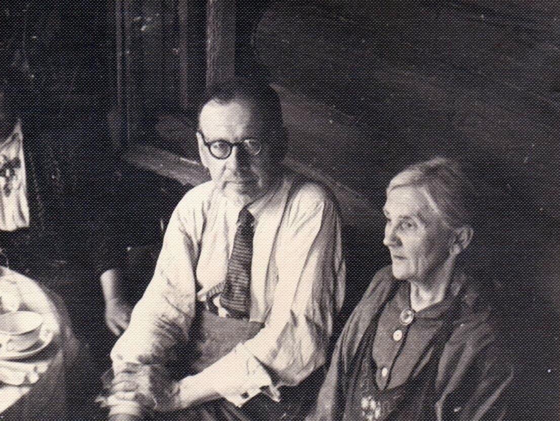 Сергей Сергей Толтой и Екатерина Яковлевна Удинцева (моя бабушка) за чаепитием на открытой террасе дома 17 на Соломенной сторожке (фото из семейного архива Удинцевых)