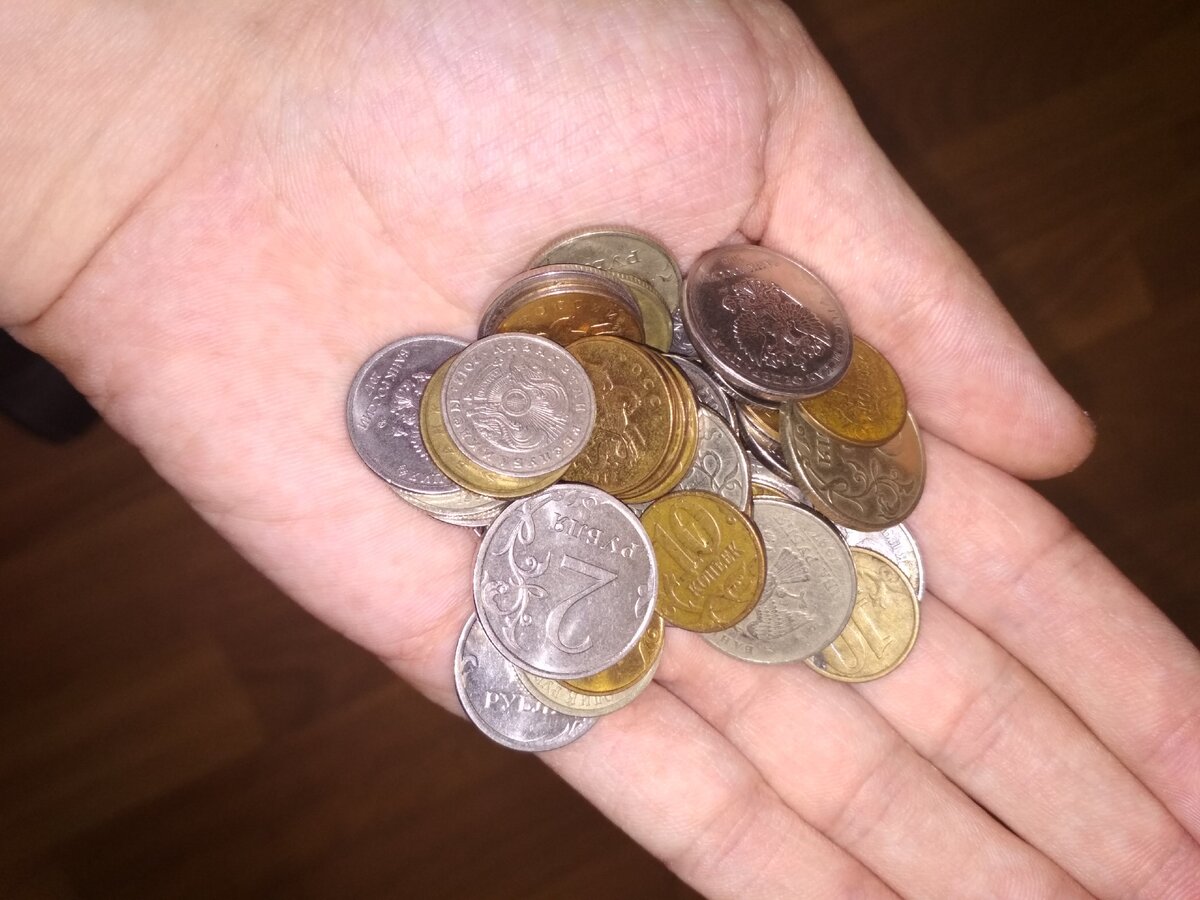 Фото "кучи" сэкономленных денег)