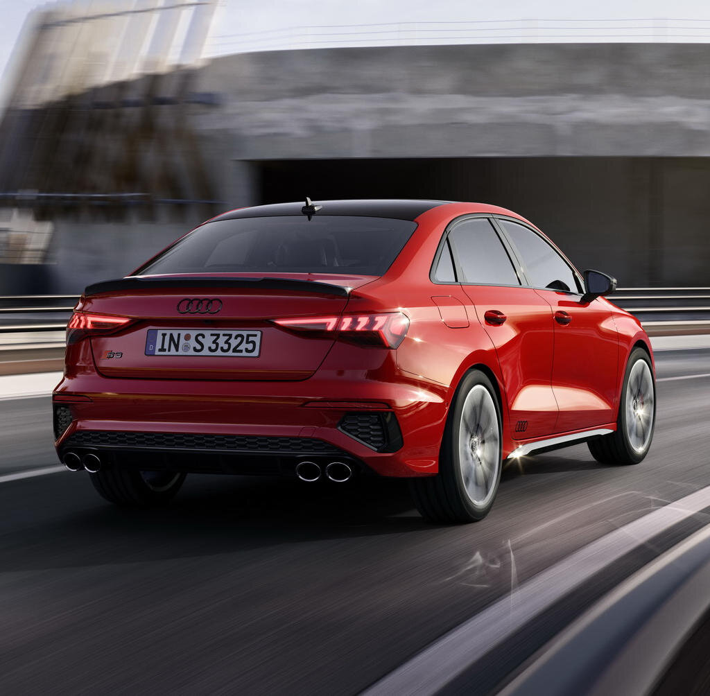 Также в Россию под конец 2021го года привезут S3 с безальтернативным 2,0 TFSI на 310 лошадиных сил с 7 ступенчатой DSG, что в паре разгоняют этого малыша за 4,8 секунд до сотни.