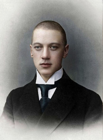 Первым мужем был поэт Николай Степанович Гумилёв, с которым юная гимназистка Аня Горенко познакомилась в рождественский сочельник 24 декабря 1903 года. Их свадьба состоялась через шесть с половиной лет, 25 апреля 1910 года. Но брак продлился недолго. Разрыв произошёл в 1913 года. 