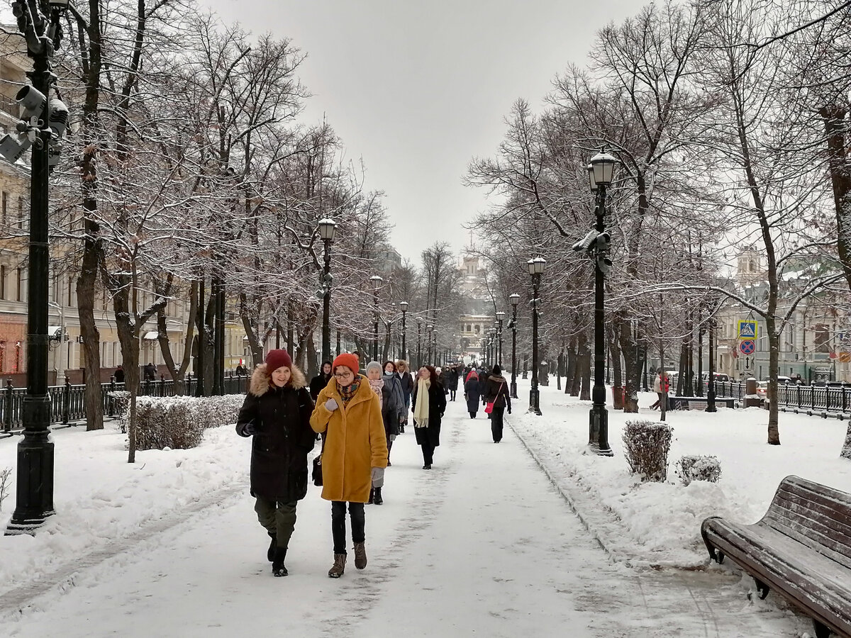 С Петровского бульвара открывается замечательный вид на храм Новомучеников и Исповедников российских в Сретенском монастыре (на фото на дальнем плане)