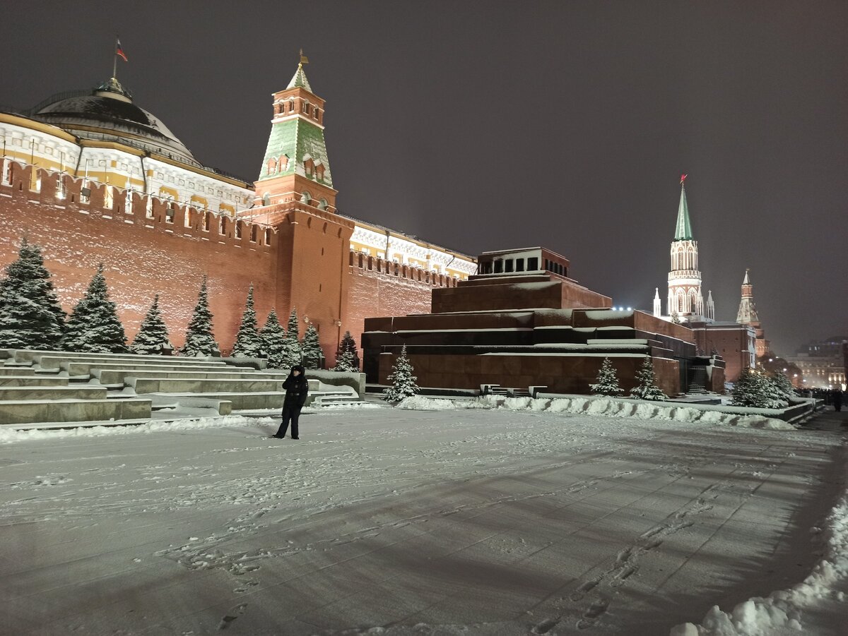 Дежурный полицейский у Мавзолея