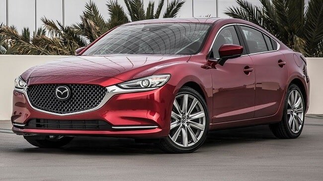 
Еще один представитель D-класса – седан Mazda 6. Этот автомобиль больше подходит молодым людям, он заточен не только на комфорт, но и на динамическое вождение. Особенно привлекает его экстерьер, отличающийся смелыми решениями, с чертами фирменного стиля KODO. Все это дополняется эстетичным и исключительно комфортным салоном, что привлекает не только молодежь, но и солидных клиентов.