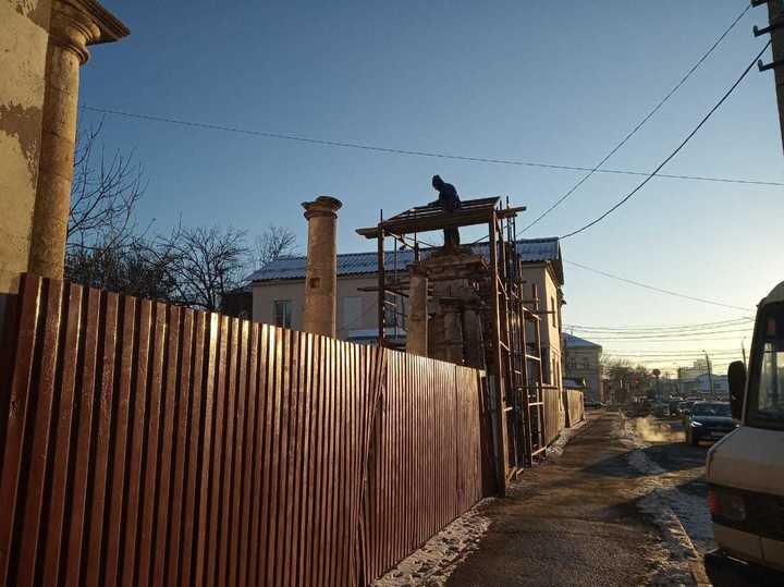 "Охранные мероприятия" на памятнике истории - зашивают профлистом.