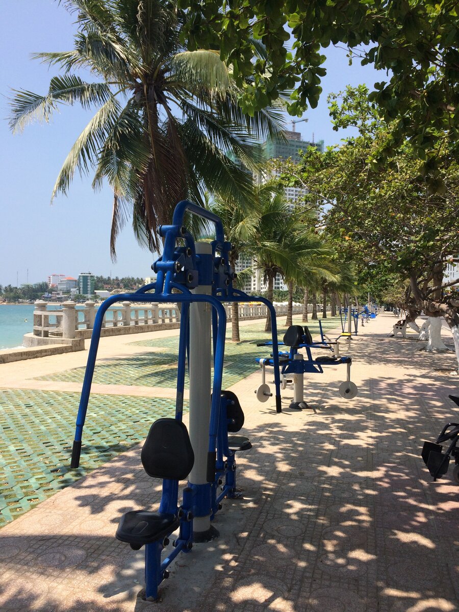 Набережная с тренажёрами. Фитнес для всех. На заднем плане - одна из многочисленных строек.