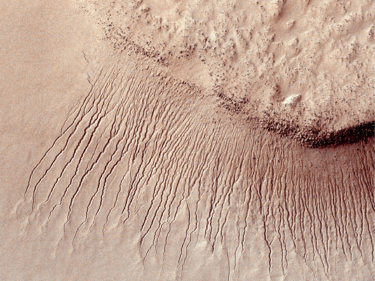 Фото: NASA/JPL-Caltech/University of Arizona / Марсианский рельеф, который мог быть образован потоками воды. Ширина таких "полос" от 1 до 10 метров. Снимок сделан орбитальным зондом Mars Reconnaissance Orbiter