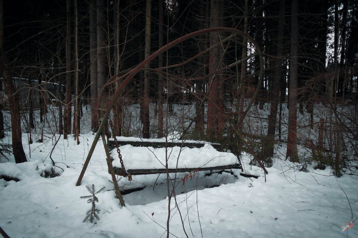 Заброшенные качели. 