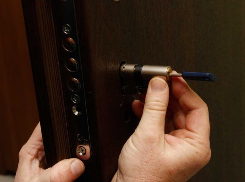 Ручка от железной входной двери. Замена замка в двери квартире спб. Замена замка входной двери в квартире спб. Вскрытие замков. Поменять замки в двери в квартире.