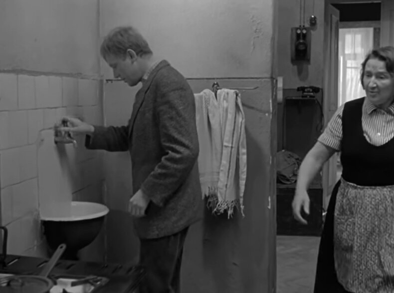 Обратите внимание на раковину в общей кухне! Кадр из фильма «Берегись автомобиля» (1966). Скриншот. Источник - YouTube.