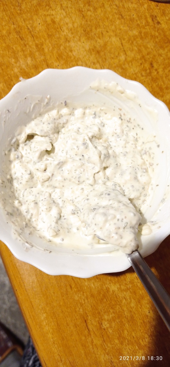 Майонез, подавленный, как я, чеснок, орегано и базилик из пакетиков