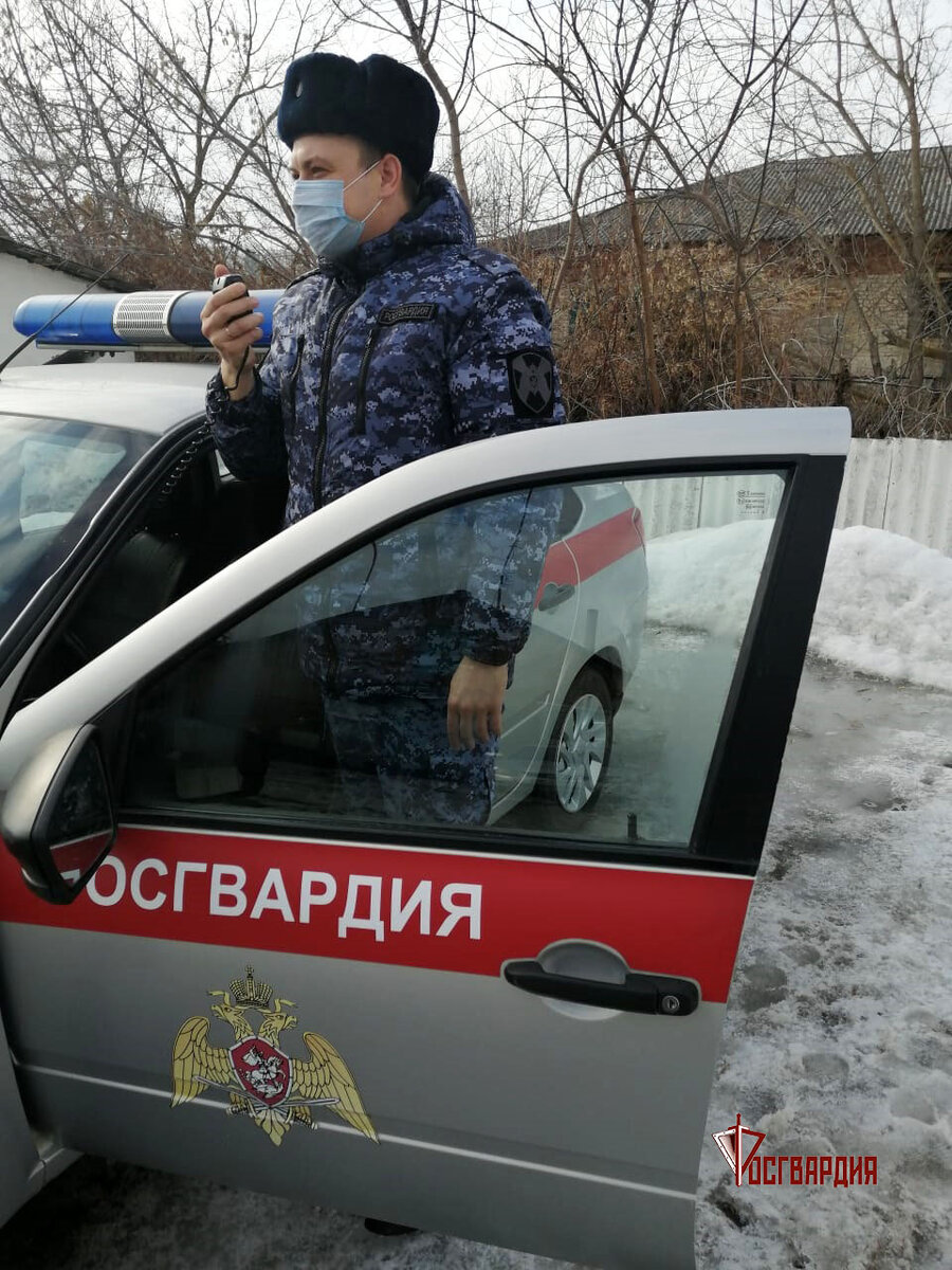 
В рабочем поселке Мордово сотрудник вневедомственной охраны Управления Росгвардии по Тамбовской области лейтенант полиции Алексей М. во внеслужебное время задержал на улице 2-ая Революционная 28-летнего местного жителя, который числился в федеральном розыске, как уклоняющийся от назначенного наказания судом.
Для дальнейшего разбирательства офицер передал задержанного сотрудникам полиции. 