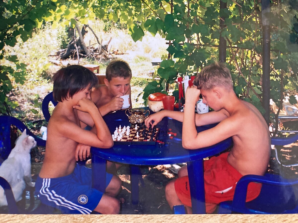 Футболисты играют в шахматы. Под необрезанным виноградом. На кону мытьё посуды. Любимая кошка болеет за Макса.